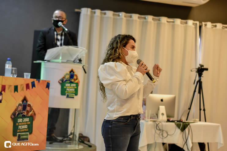 Prefeita Cordélia anuncia durante coletiva de imprensa, a Live São João se Encontra com Pedrão em Eunápolis 65