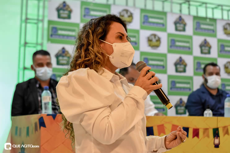 Prefeita Cordélia anuncia durante coletiva de imprensa, a Live São João se Encontra com Pedrão em Eunápolis 73