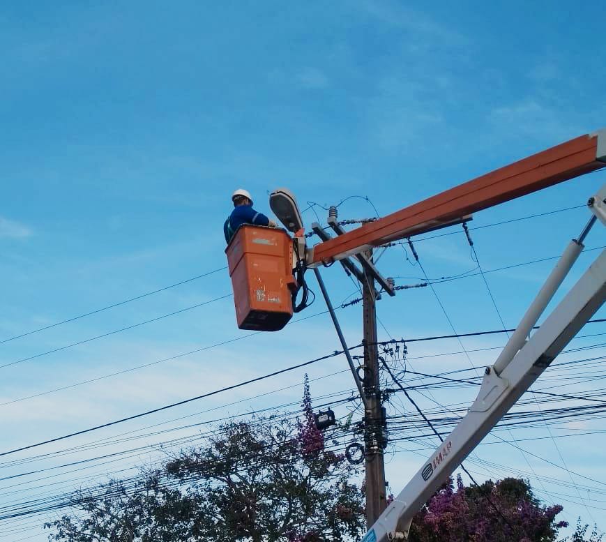 Prefeitura de Eunápolis intensifica serviço de iluminação pública por toda cidade 6