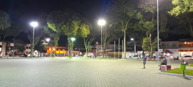 Prefeitura de Eunápolis intensifica serviço de iluminação pública por toda cidade 7