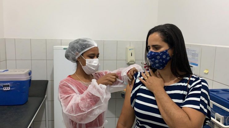 Trabalhadores (as) da Educação de Eunápolis abraçam campanha de vacinação e atinge número recorde de imunizados contra o covid-19 15