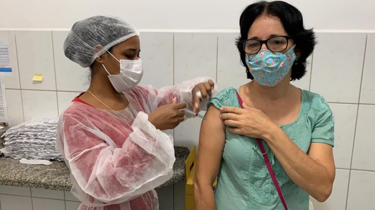 Trabalhadores (as) da Educação de Eunápolis abraçam campanha de vacinação e atinge número recorde de imunizados contra o covid-19 114