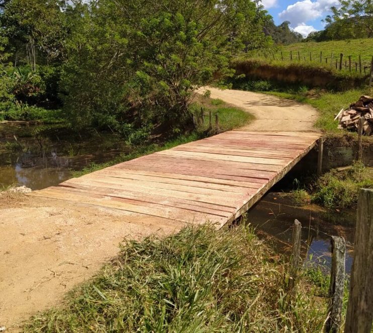 PREFEITURA DE GUARATINGA RECUPERA PONTE COM MAIS DE 11 METROS SOBRE O RIO DOS FRADES 6