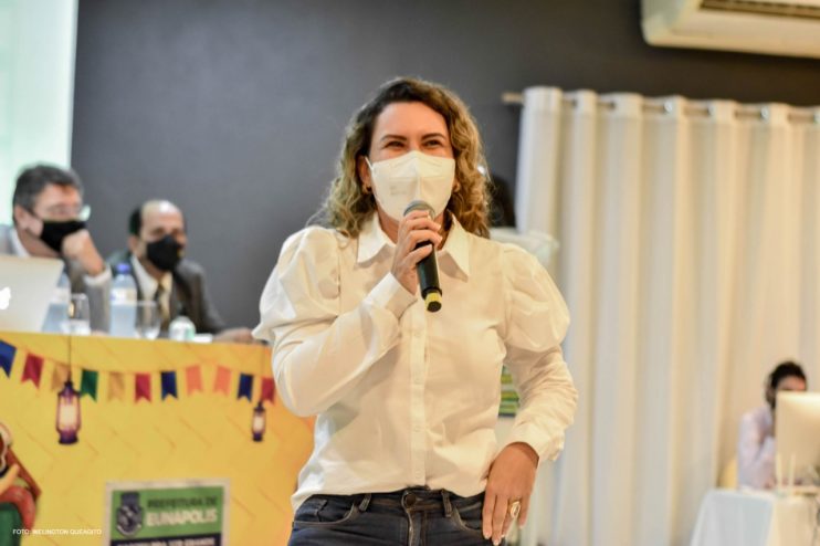 Prefeita Cordélia anuncia durante coletiva de imprensa, a Live São João se Encontra com Pedrão em Eunápolis 27