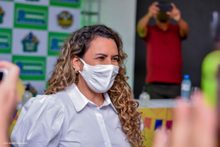 Prefeita Cordélia anuncia durante coletiva de imprensa, a Live São João se Encontra com Pedrão em Eunápolis 12