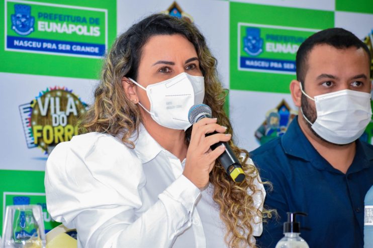 Prefeita Cordélia anuncia durante coletiva de imprensa, a Live São João se Encontra com Pedrão em Eunápolis 29