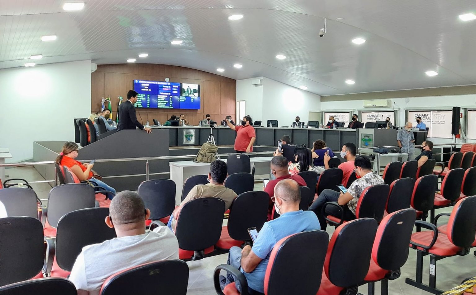 Vereadores de Eunápolis seguem norma constitucional se abstêm de votar reserva de vagas de cargos comissionados Vereadores de Eunápolis seguem norma constitucional se abstêm de votar reserva de vagas de cargos comissionados 12