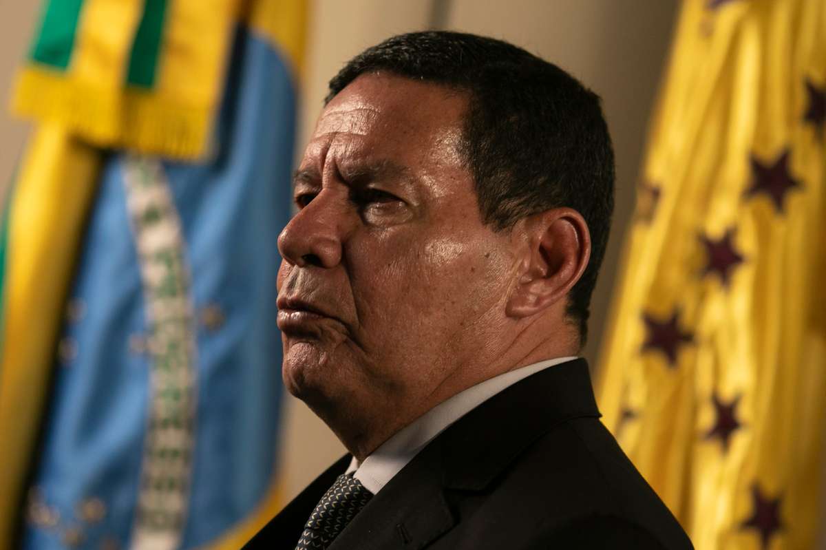 'É lógico que vai ter eleição. Não somos república de banana', diz Mourão 18