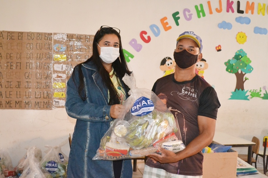 Mais de 50 toneladas de alimentos são distribuídos para famílias de alunos de Guaratinga 9