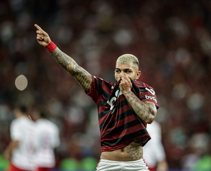 Sensitiva diz que avião com o Flamengo vai cair após jogo na Argentina e "culpa" Gabigol por tragédia; "se ele entrar, não volta" 15