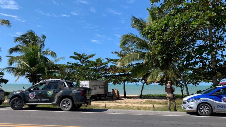 Invasões na Praia de Taperapuan são retiradas 7