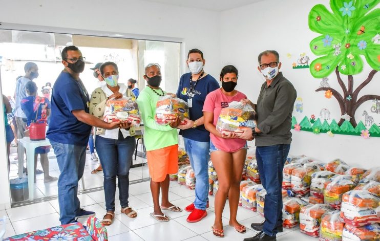 Mais de 500 famílias já foram beneficiadas com a distribuição de cestas básicas, realizadas pela Prefeitura de Porto Seguro 12