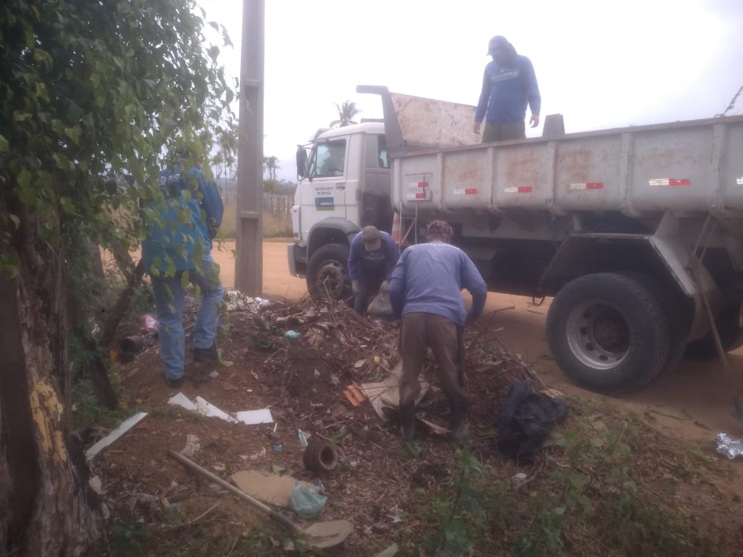 Mutirão de limpeza contra o Aedes Aegypti recolhe lixo no distrito da Colônia 7