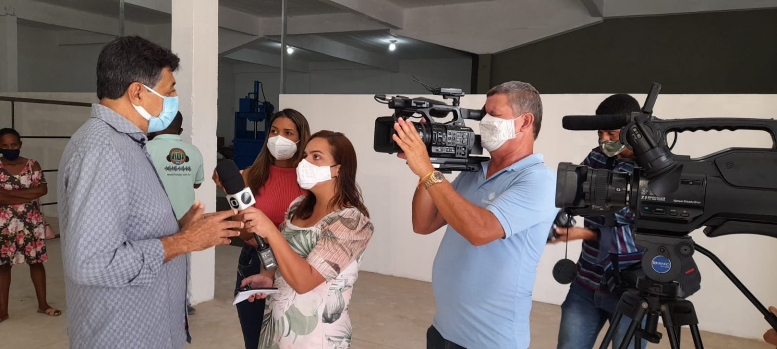 Secretaria de Meio Ambiente de Eunápolis entrega chaves de galpão para viabilizar trabalho de catadores Secretaria de Meio Ambiente de Eunápolis entrega chaves de galpão para viabilizar trabalho de catadores 11