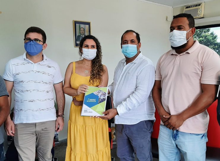 Prefeita de Eunápolis entrega na Câmara o Plano Plurianual para 2022/2025 10
