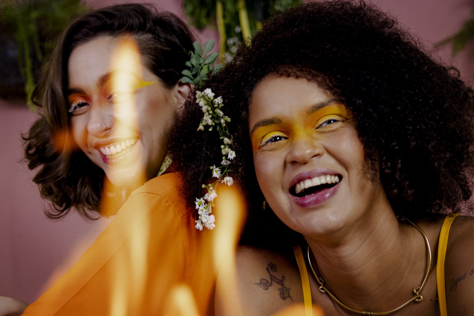 Conheça Louca Por Você, música de Gabriela Lima e Lua Novaes, sobre o final de um relacionamento LGBT e controverso. 10