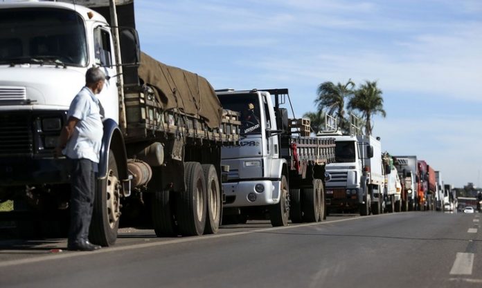 Manifestações de caminhoneiros devem seguir até a meia-noite, afirma governo 18