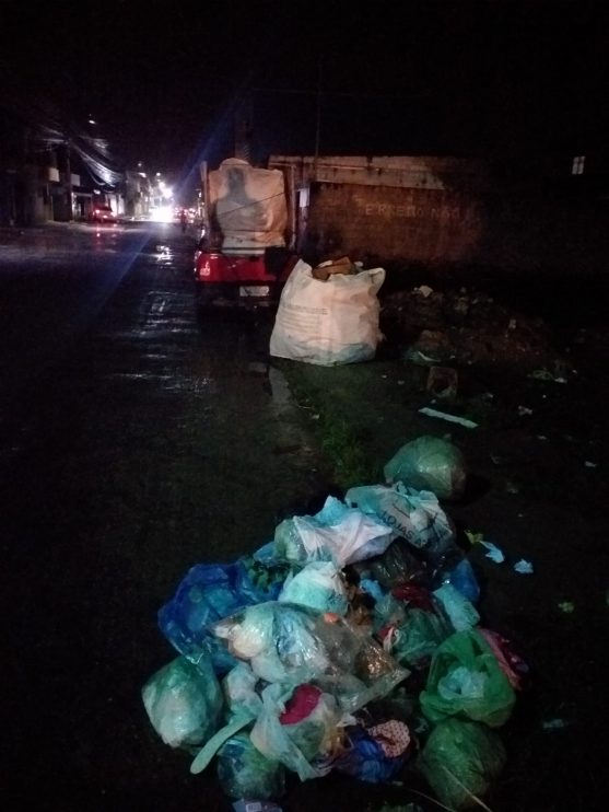 Eunápolis: moradores reclamam que sacolas estão sendo abertas e lixo espalhado pelas ruas 9