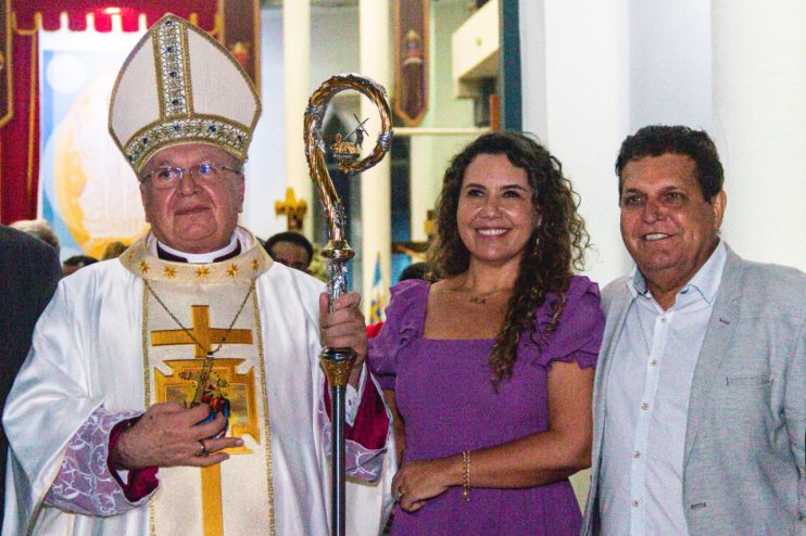 Prefeita Cordélia Torres participa de missa em homenagem ao bispo Dom José Edson 9