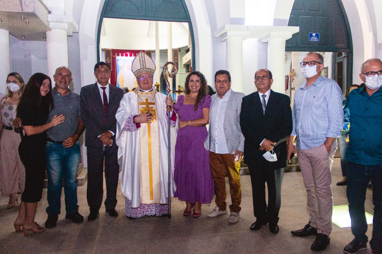 Prefeita Cordélia Torres participa de missa em homenagem ao bispo Dom José Edson 33