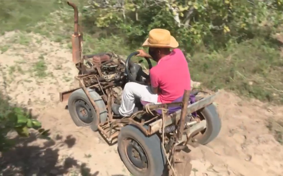 Agricultor recolhe sucatas e cria minitrator e arado motorizado no interior da Bahia 3