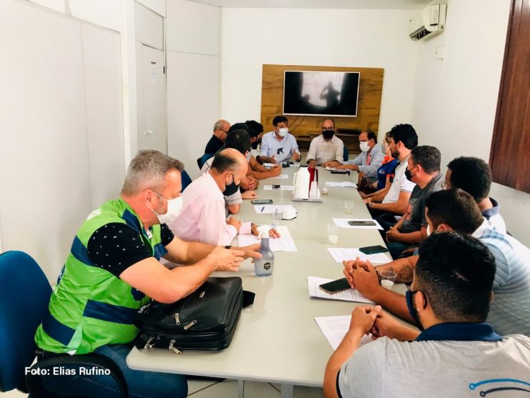 Município de Eunápolis irá resolver problema de cabeamento de rede de internet em postes de iluminação Município de Eunápolis irá resolver problema de cabeamento de rede de internet em postes de iluminação 11