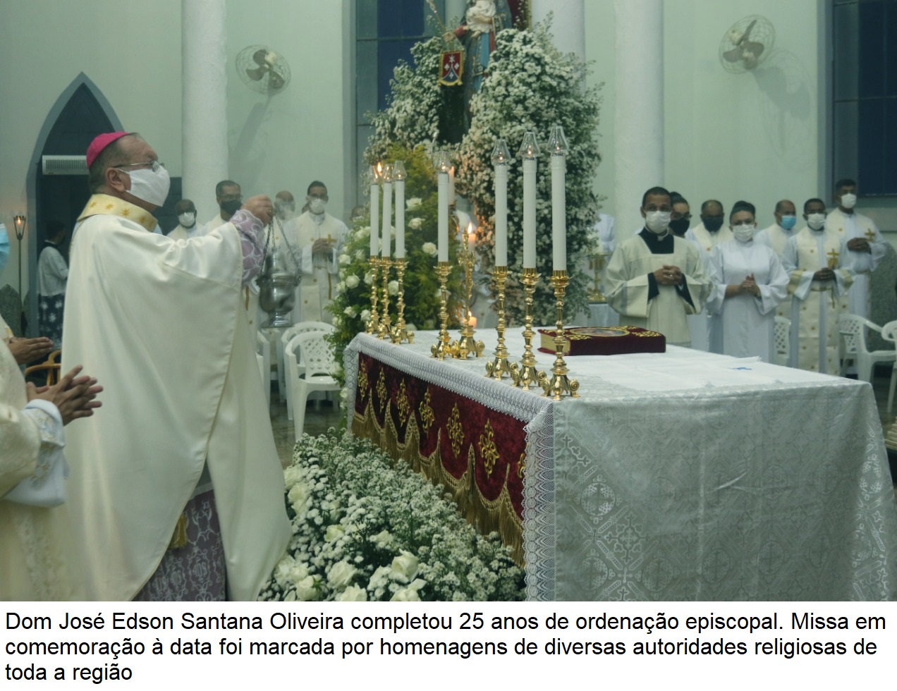 Prefeita Cordélia Torres participa de missa em homenagem ao bispo Dom José Edson 32