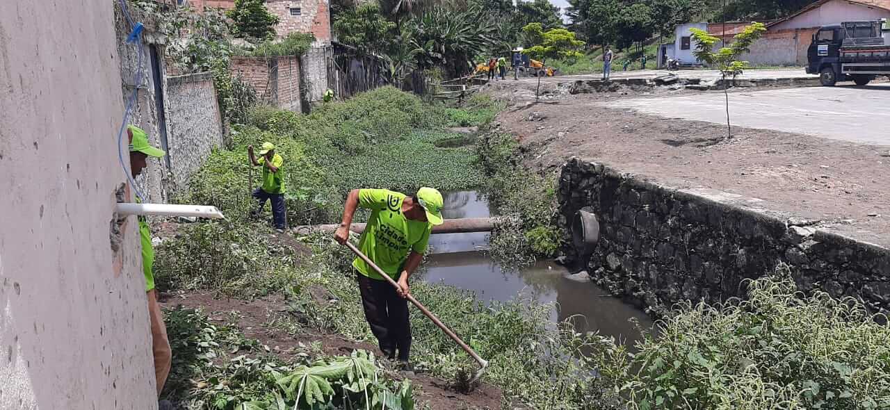 Secretaria de Serviços Públicos realiza limpeza no Córrego do Gravatá para evitar enchentes em Eunápolis 6
