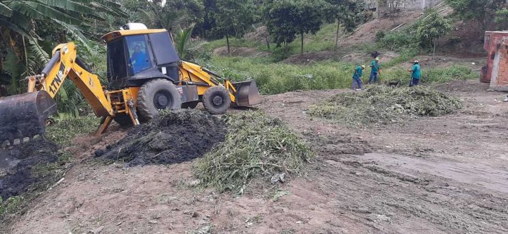 Secretaria de Serviços Públicos realiza limpeza no Córrego do Gravatá para evitar enchentes em Eunápolis 4