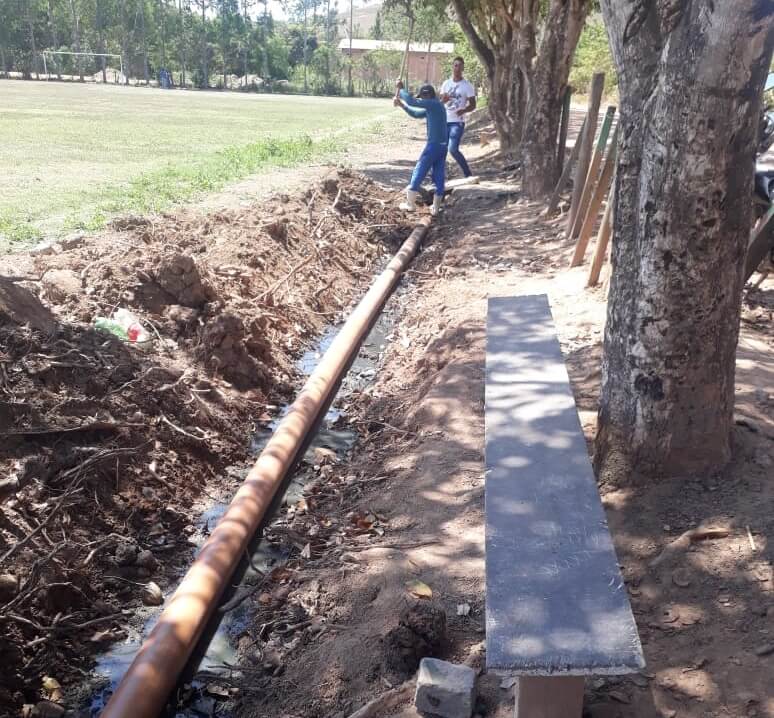 Prefeitura de Guaratinga acaba com esgoto a céu aberto no campo de futebol do Quelezão 7