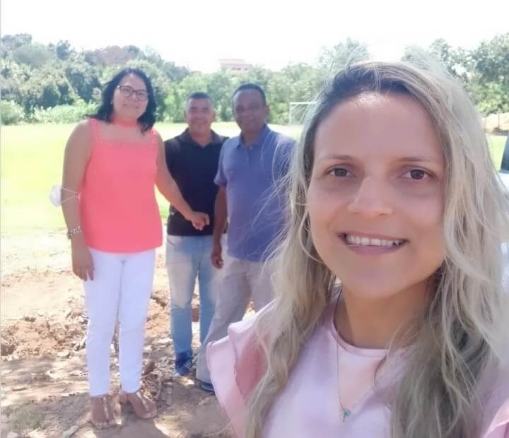 Prefeitura de Guaratinga acaba com esgoto a céu aberto no campo de futebol do Quelezão 86