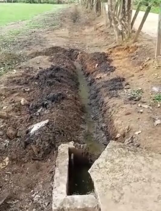 Prefeitura de Guaratinga acaba com esgoto a céu aberto no campo de futebol do Quelezão 83