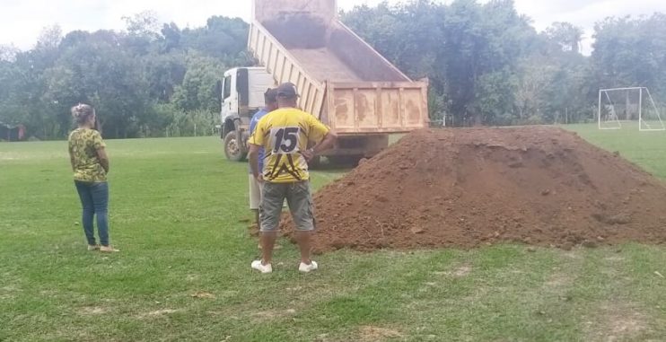 Prefeitura de Guaratinga acaba com esgoto a céu aberto no campo de futebol do Quelezão 11