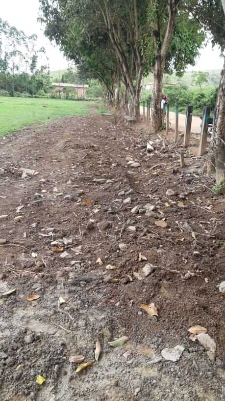 Prefeitura de Guaratinga acaba com esgoto a céu aberto no campo de futebol do Quelezão 8