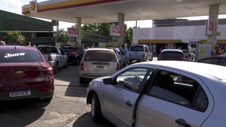 Brasileiros cruzam fronteira e fazem fila para abastecer na Argentina ao equivalente a R$ 3,10 por litro 13