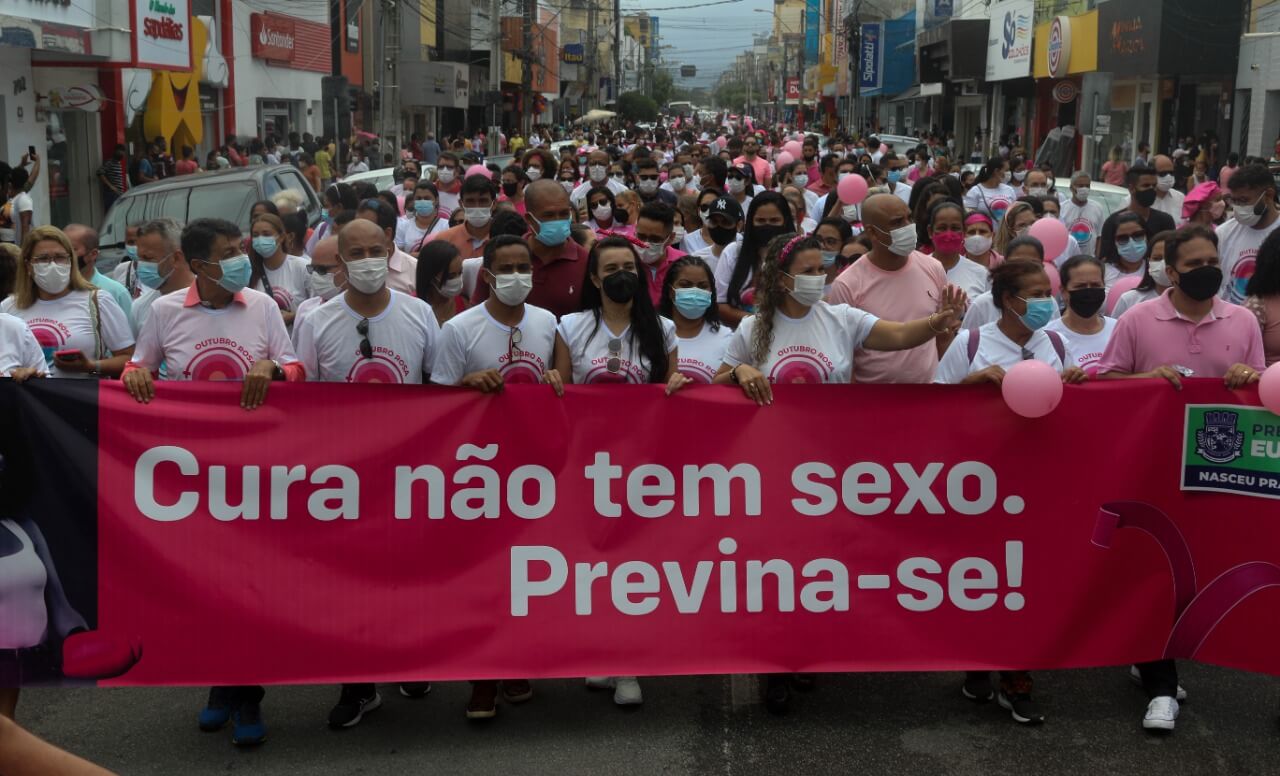 “Caminhada Rosa” reúne centenas de pessoas para alerta de prevenção ao câncer de mama em Eunápolis 16