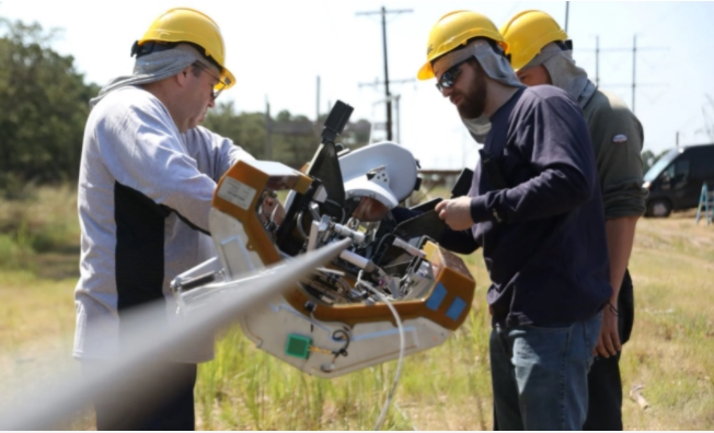 Facebook anuncia robô que passa fibra óptica em postes de energia 3