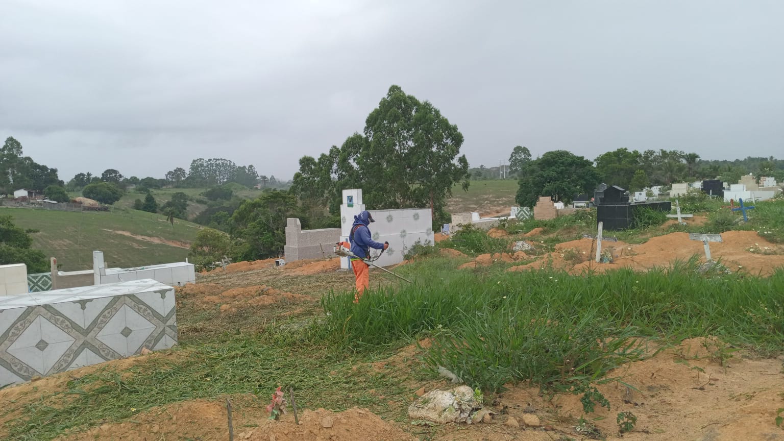 Secretaria de Serviços Públicos intensifica limpeza em cemitérios para o Dia de Finados 6