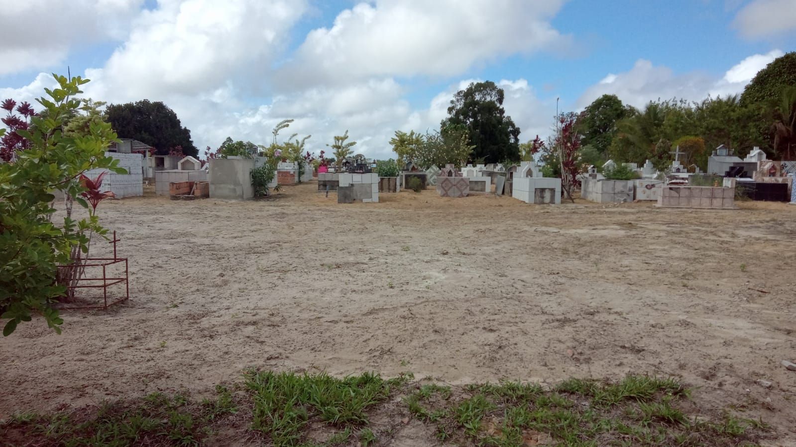 Secretaria de Serviços Públicos intensifica limpeza em cemitérios para o Dia de Finados 7