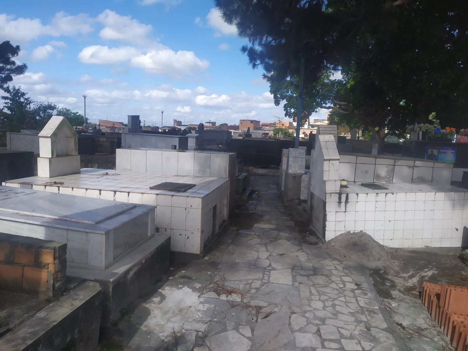 Secretaria de Serviços Públicos intensifica limpeza em cemitérios para o Dia de Finados 8