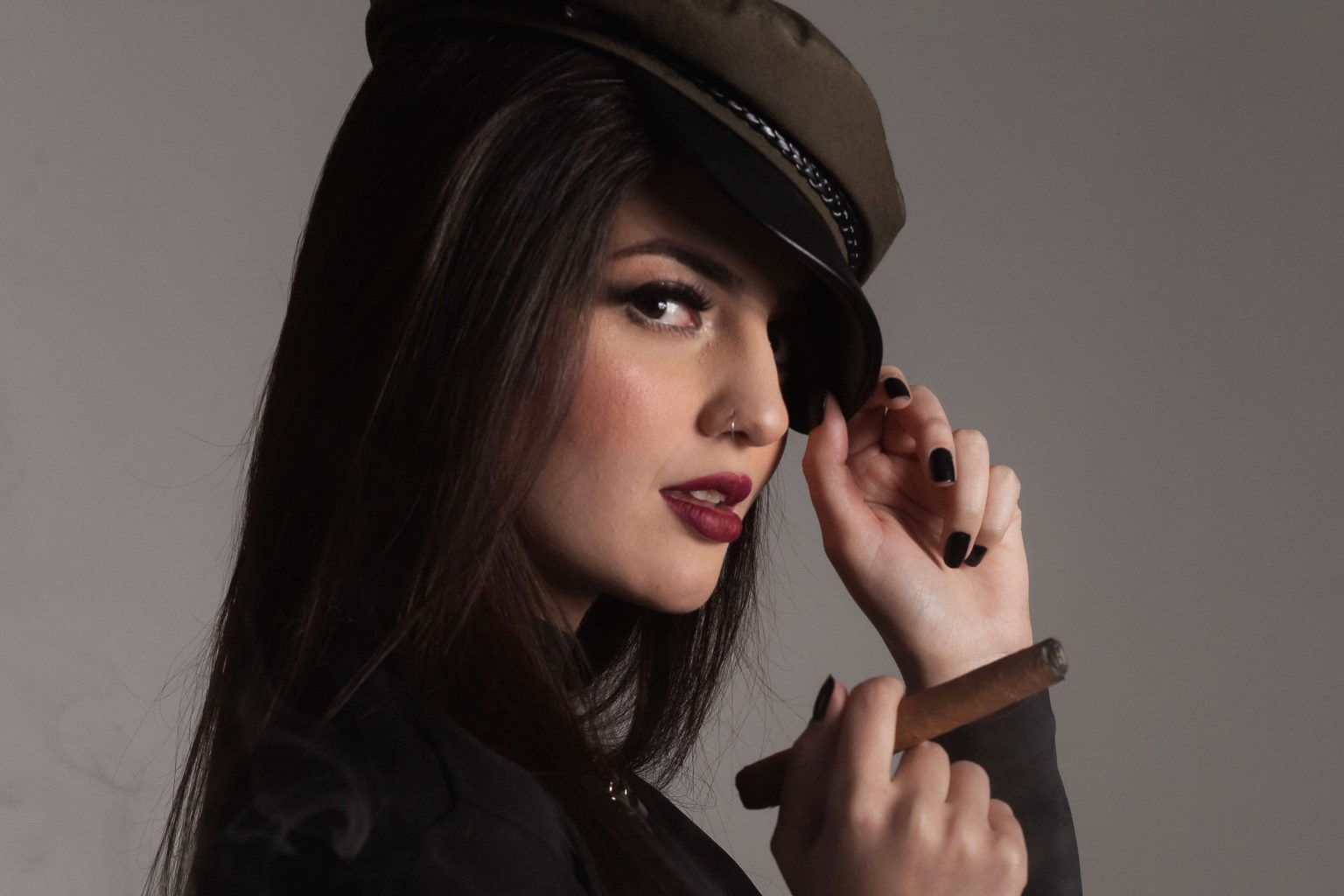 Lorena estreia na cena eletrônica com "Escobar" pela Mustache Crew Records 11