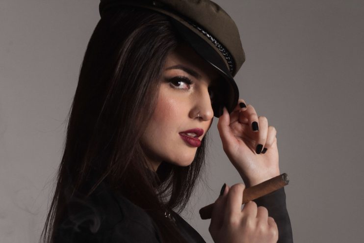 Lorena estreia na cena eletrônica com "Escobar" pela Mustache Crew Records 4