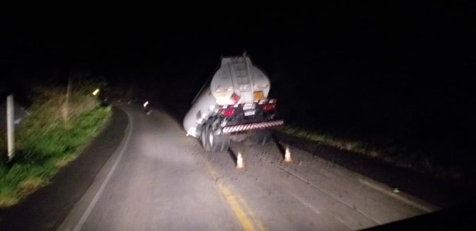 Vagão de carreta que transportava combustível solta na BR-101 4