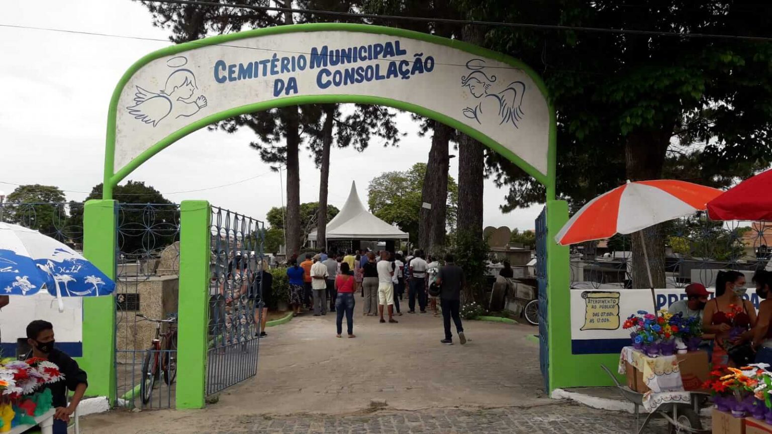 Cemitérios municipais de Eunápolis recebem estrutura da prefeitura na celebração católica de Finados. 4