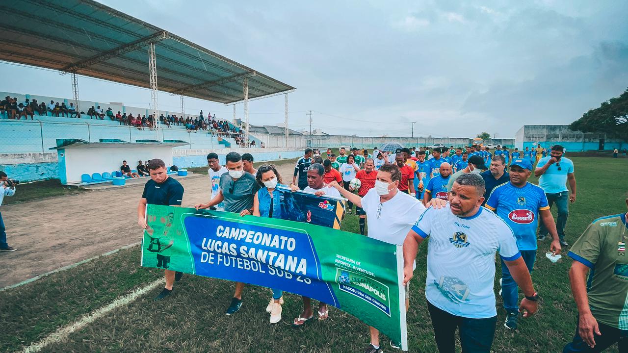 Prefeita Cordélia Torres prestigia final de campeonato de futebol que homenageou atleta Lucas Santana 6