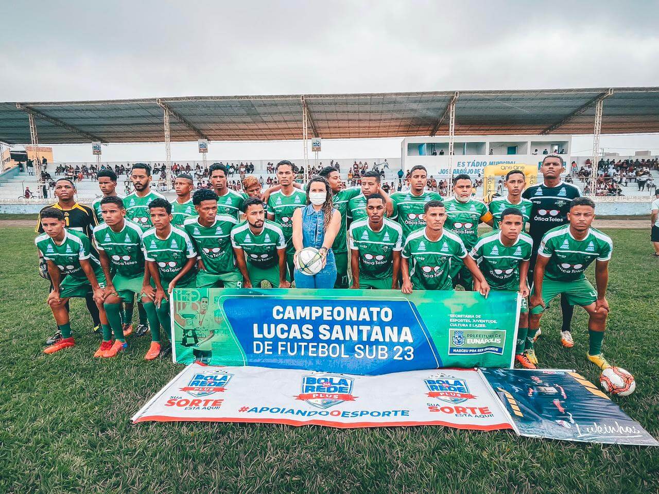 Prefeita Cordélia Torres prestigia final de campeonato de futebol que homenageou atleta Lucas Santana 9