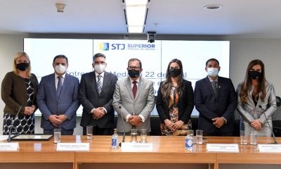 PRESIDENTE DO STJ RECEBE A MEDALHA 22 DE ABRIL 25