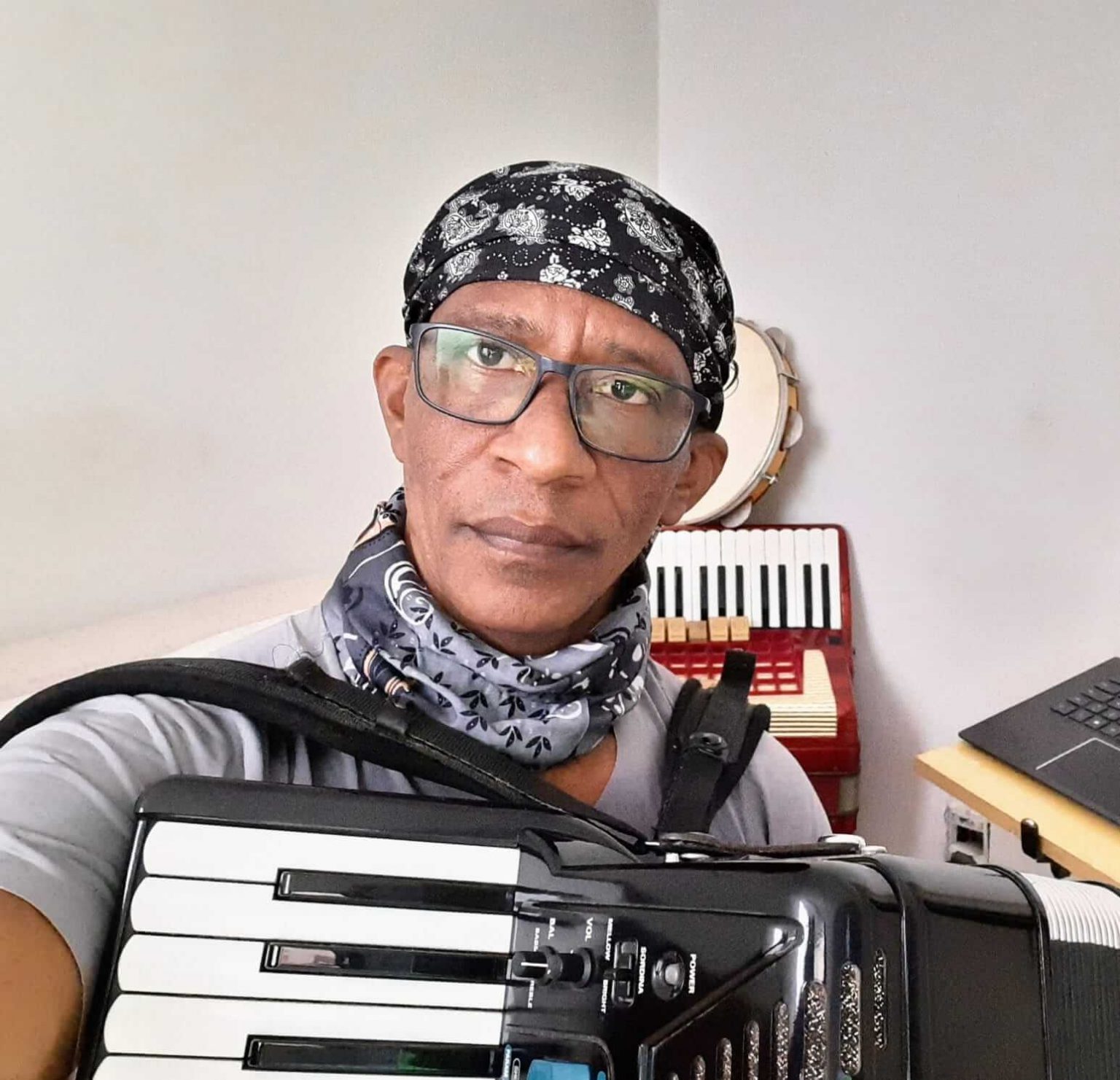 Músico e cantor Milton Guerreiro lança três novos singles Músico e cantor Milton Guerreiro lança três novos singles 8