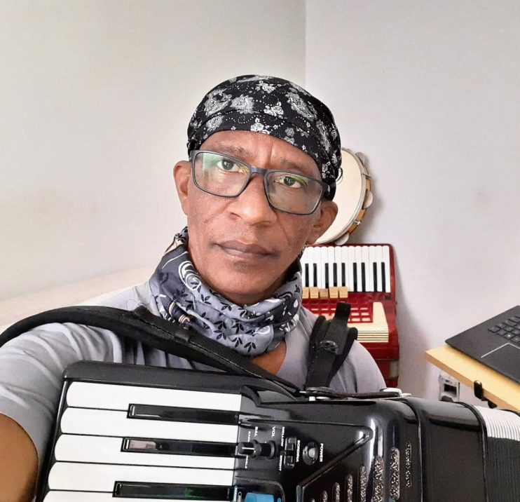 Músico e cantor Milton Guerreiro lança três novos singles Músico e cantor Milton Guerreiro lança três novos singles 4