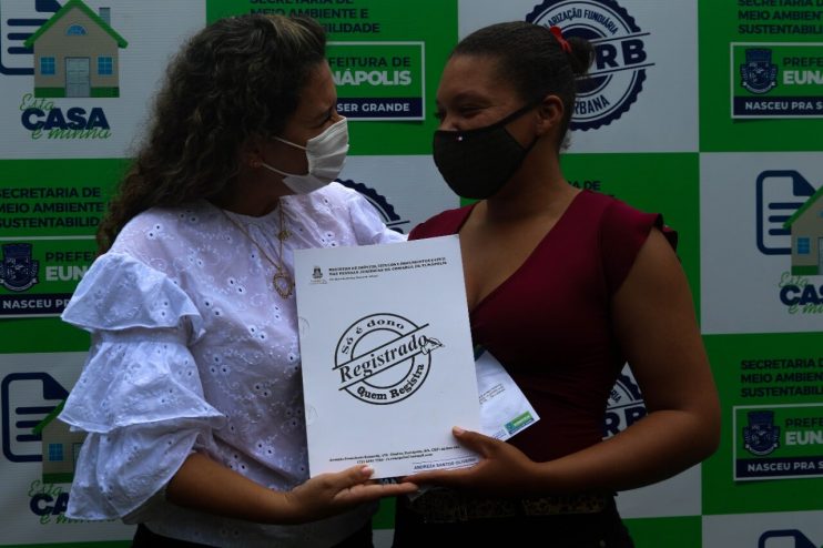 Títulos da REURB e boxes da Feira do Pequi são entregues a beneficiados pela prefeita Cordélia Torres 4